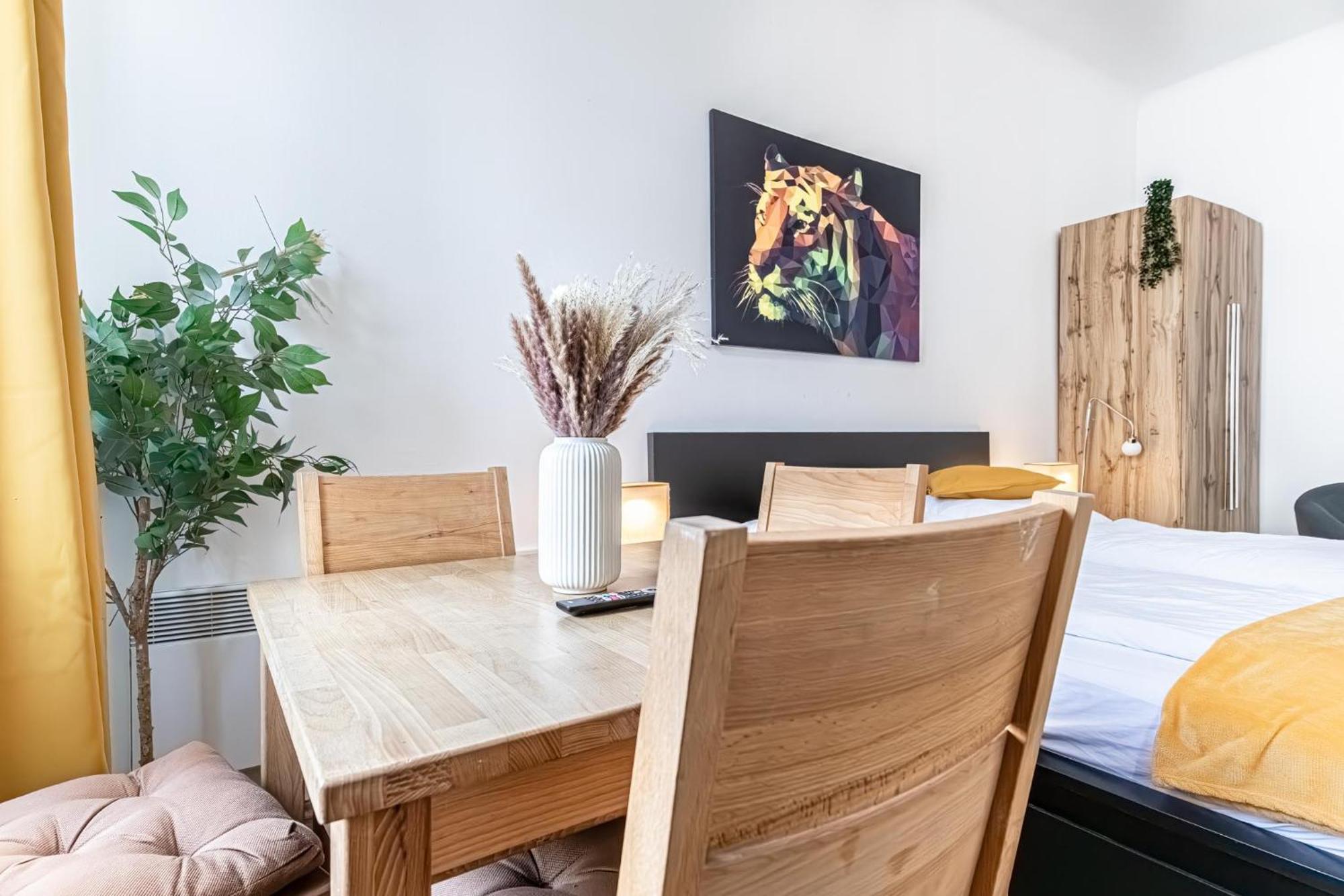 Explore Vienna: 1Br Retreat Near Westbahnhof Viena Exterior foto
